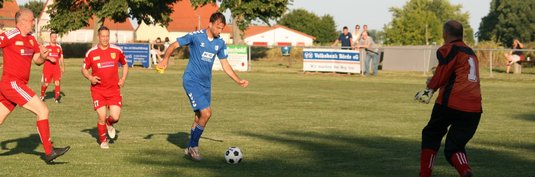 Christian Beck (Mitte) beim Spiel in Rodensleben