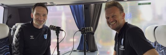 Markus Fiedler (rechts) und Manuel Holscher bei der Podcast-Aufnahme im FCM-Mannschaftsbus