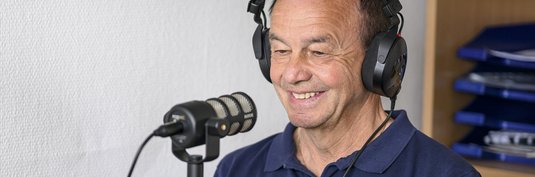 FCM-Sportchef Otmar Schork am Podcast-Mikrofon
