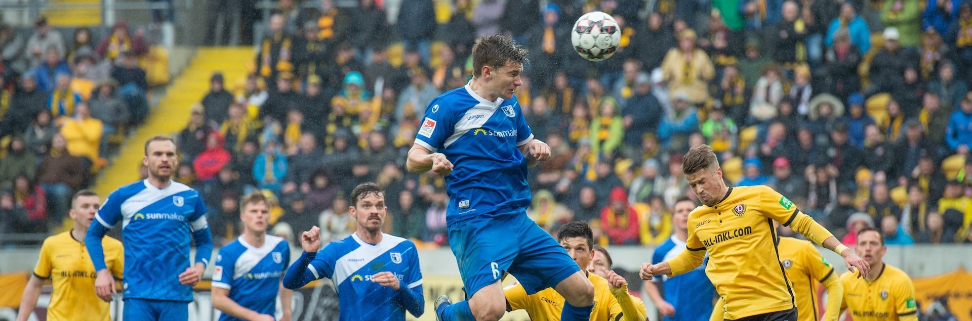 Björn Rother (Mitte) beim Kopfball gegen Dresden