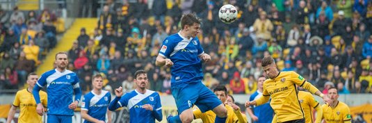 Björn Rother (Mitte) beim Kopfball gegen Dresden