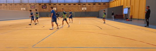 Die U15 beim Training in der Halle