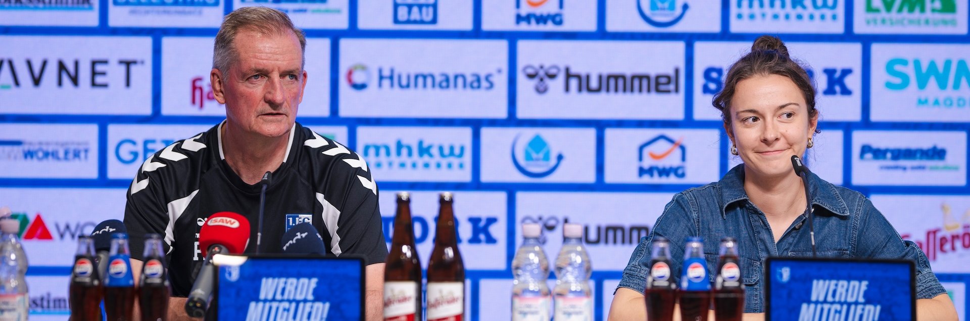 Trainer Petrik Sander (links) mit Pressesprecherin Kristina Richter