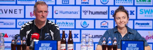 Trainer Petrik Sander (links) mit Pressesprecherin Kristina Richter