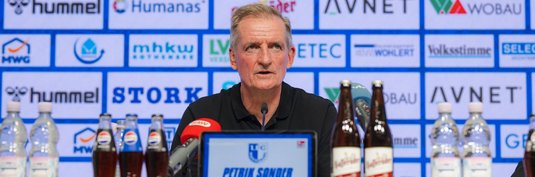 Trainer Petrik Sander in der Pressekonferenz