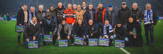 Die Pokal-Helden von 2000/2001 in der Halbzeitpause des Nürnberg-Spiels auf dem Rasen