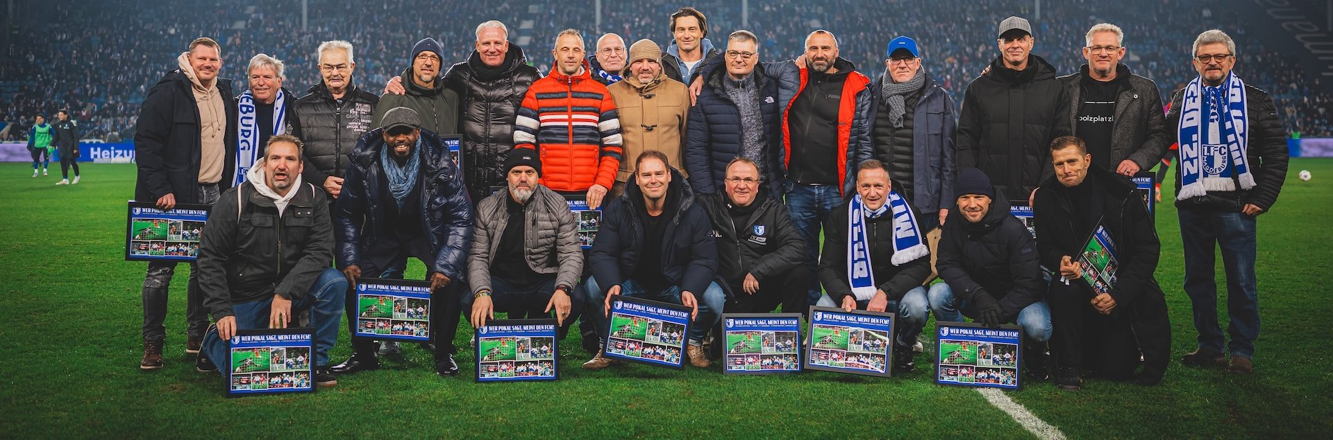 Die Pokal-Helden von 2000/2001 in der Halbzeitpause des Nürnberg-Spiels auf dem Rasen