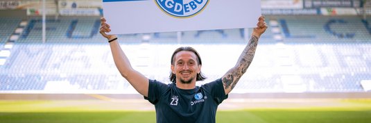Baris Atik mit der Dauerkarte