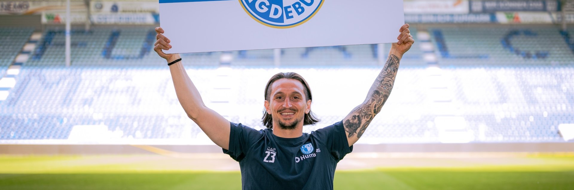 Baris Atik mit der Dauerkarte