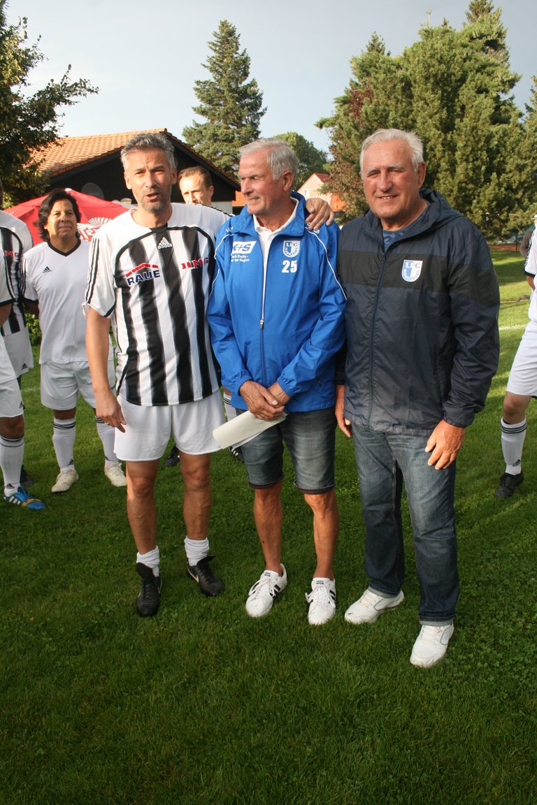 Mike Fiebiger (links) begrüßte für die Gastgeber Uli Schulze (rechts) und Jürgen Brennecke (Mitte). Fotos: FCM / Frank Helmke