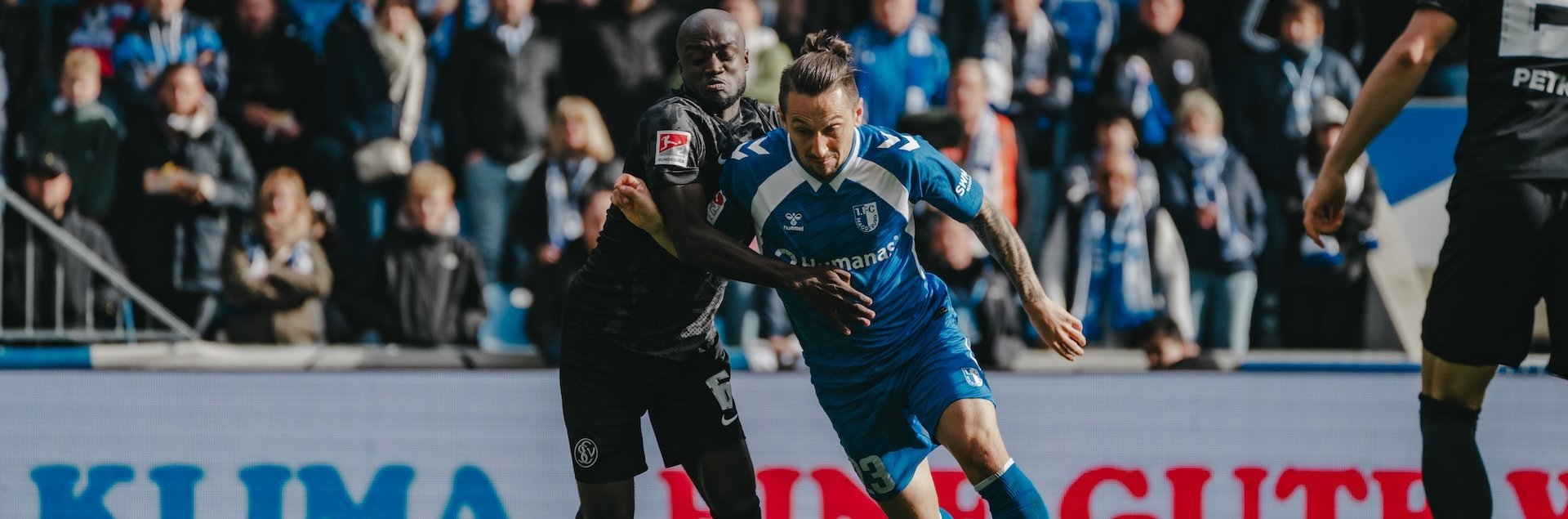 Baris Atik (rechts) im Duell mit Amara Condé