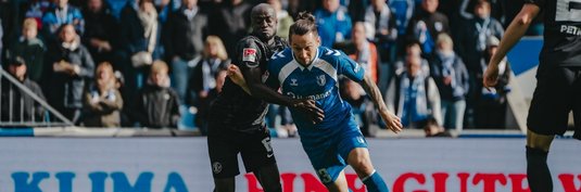 Baris Atik (rechts) im Duell mit Amara Condé