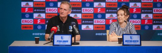 Trainer Petrik Sander (links) mit Pressesprecherin Kristina Richter
