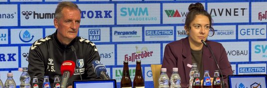Trainer Petrik Sander (links) mit Pressesprecherin Kristina Richter