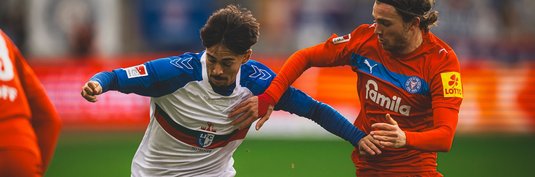 Laurin Ulrich (links) im Spiel gegen Kiel