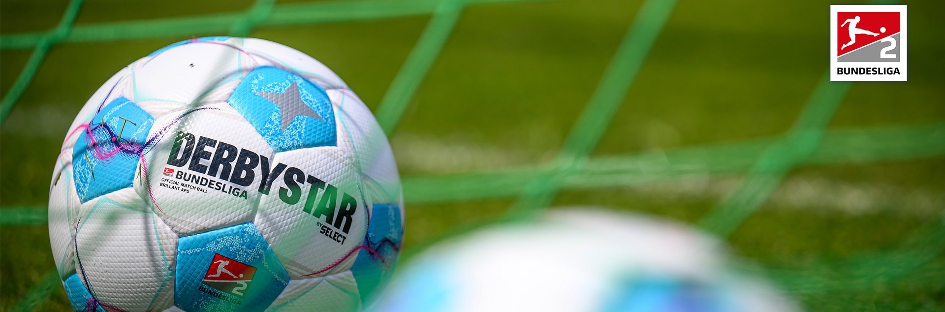 Ein Derbystar-Ball liegt im Tor-Netz