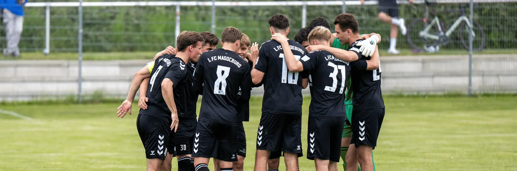 Mannschaft steht vor dem Spiel zusammen.