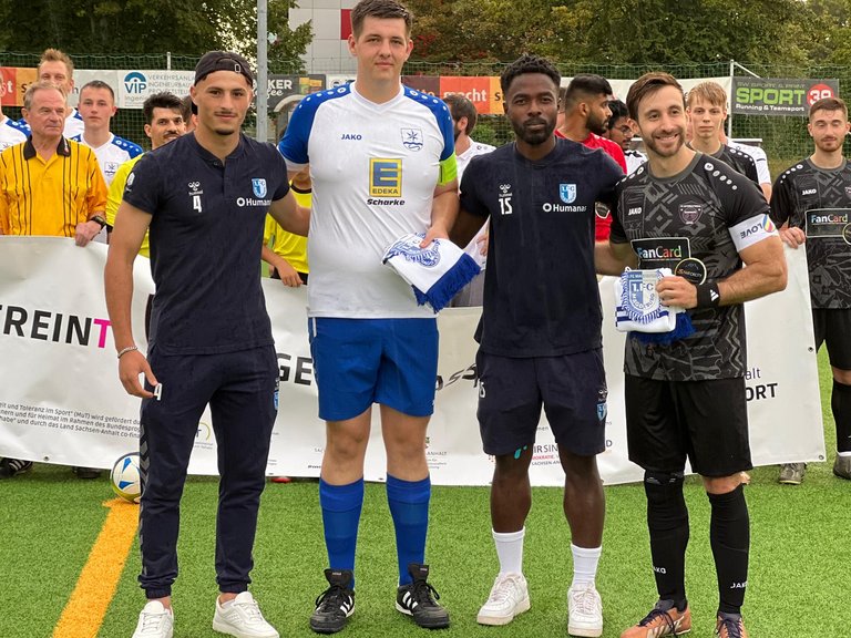 Eldin Dzogovic (links) und Daniel Heber (2. von rechts) übergaben jeweils einen FCM-Wimpel und einen Schal. Foto: FCM / Marius Sowislo