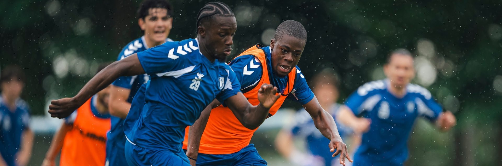 Richmond Tachie (links) im Duell mit Pierre Nadjombe