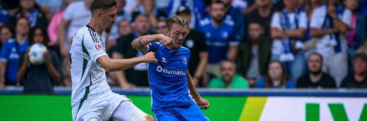 Connor Krempicki (rechts) im Duell mit Schalkes Janik Bachmann