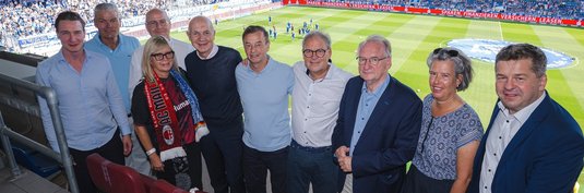 Gemeinsames Gruppenbild auf der Tribüne