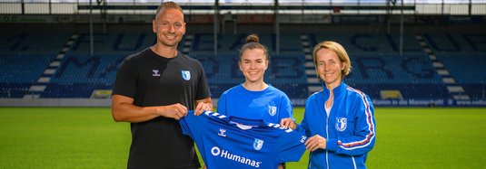 Latoya Bach (Mitte) mit Kati Krohn (rechts) und Cheftrainer Nico Koch