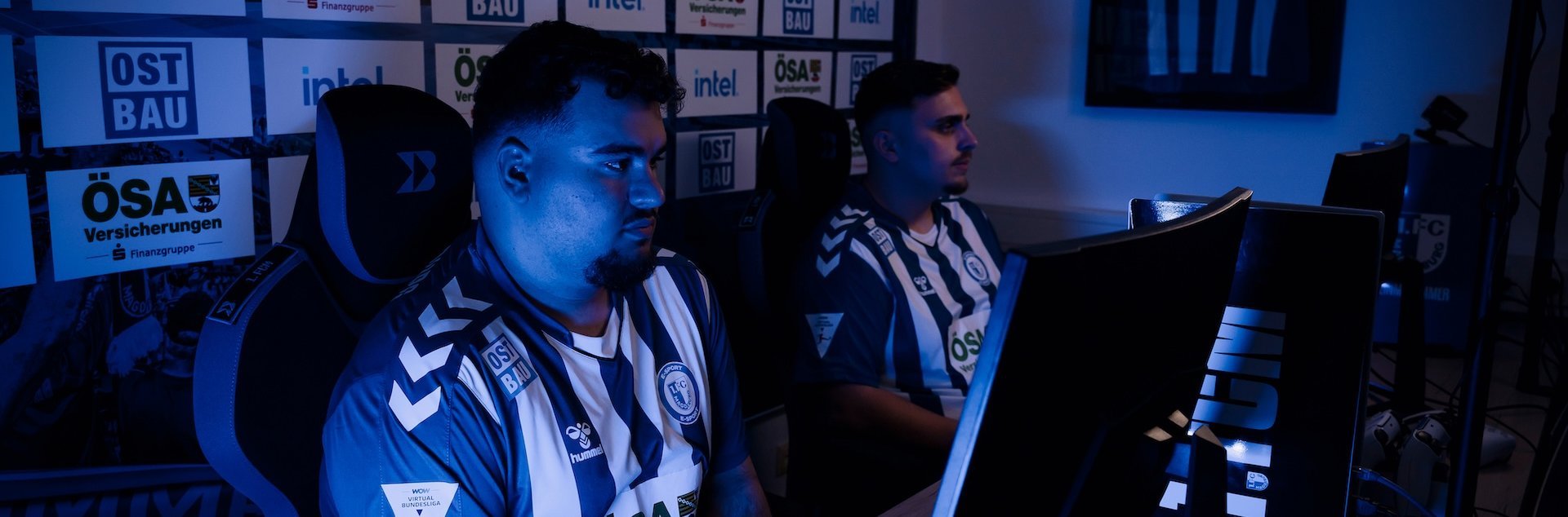 Onur und Ali vor der Konsole im E-Sport-Raum