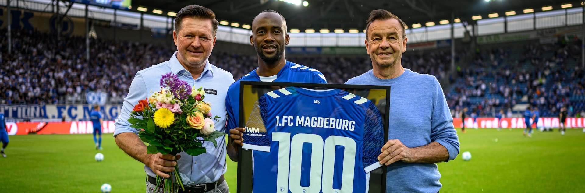 Silas Gnaka (Mitte) mit Sportchef Otmar Schork (rechts) und Cheftrainer Christian Titz
