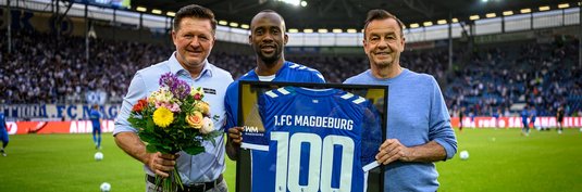 Silas Gnaka (Mitte) mit Sportchef Otmar Schork (rechts) und Cheftrainer Christian Titz