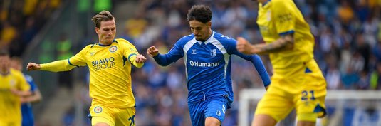Laurin Ulrich (Mitte) im Duell mit Braunschweigs Lino Tempelmann (links)