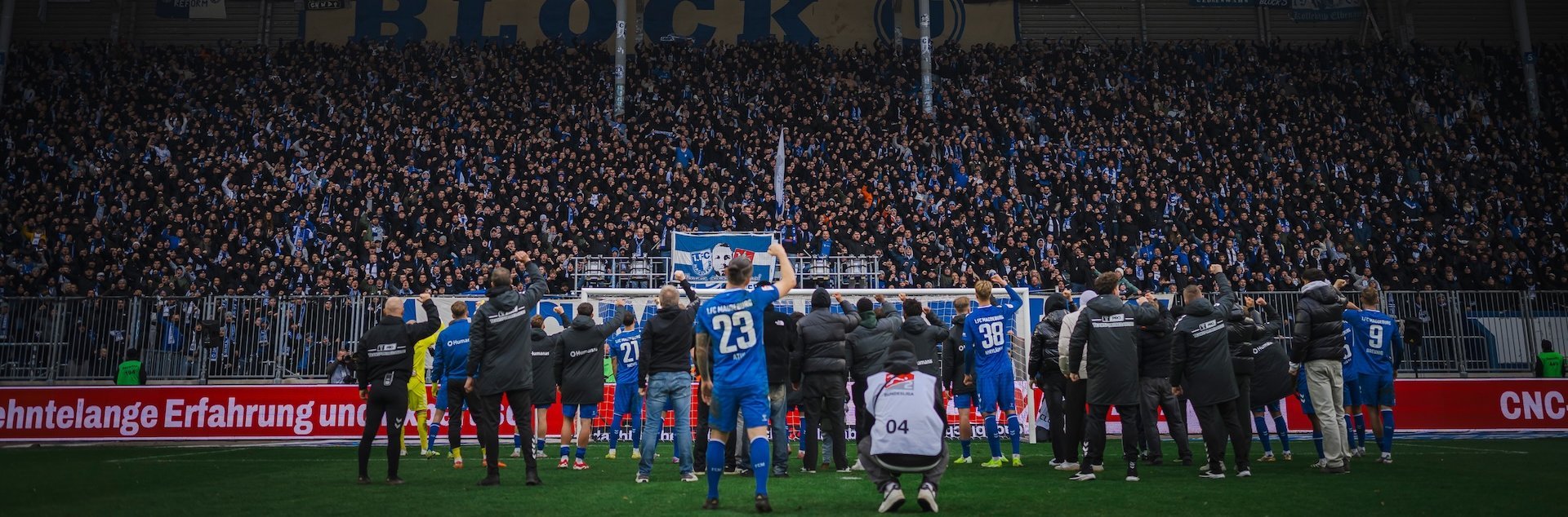 Die Spieler und Fans feiern gemeinsam