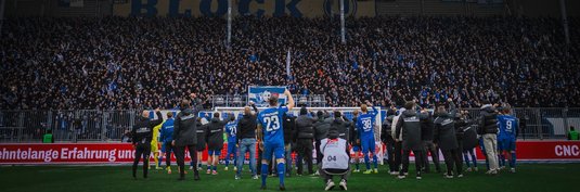 Die Spieler und Fans feiern gemeinsam