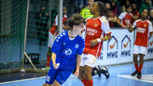 FCM U15 bejubelt Treffer gegen Arsenal