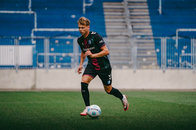 Philipp Hercher – hier im Testspiel gegen den BFC Dynamo – kam vom 1. FC Kaiserslautern zum FCM.