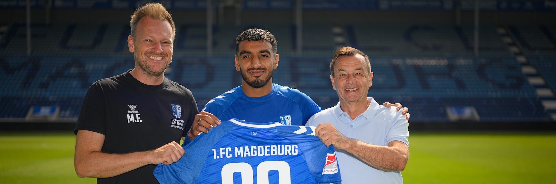 Rayan Ghrieb (Mitte) mit Sportchef Otmar Schork (rechts) und Cheftrainer Markus Fiedler