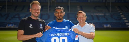 Rayan Ghrieb (Mitte) mit Sportchef Otmar Schork (rechts) und Cheftrainer Markus Fiedler