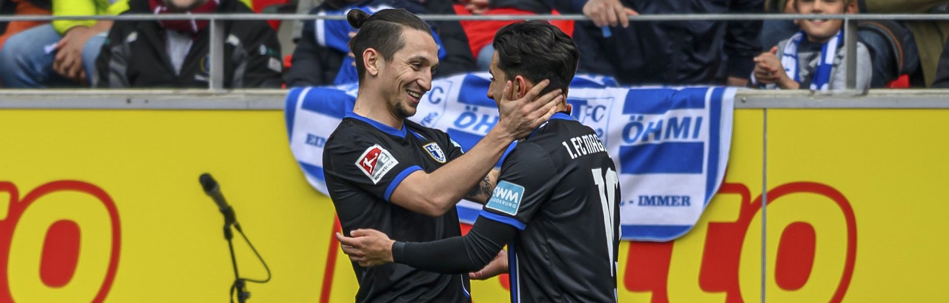 Baris Atik und Jason Ceka nach dem Treffer in Regensburg.