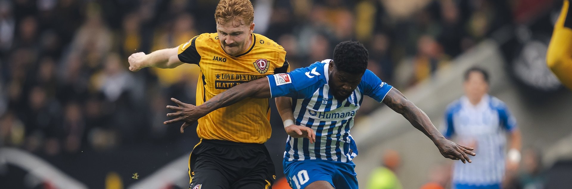 Momo Kwarteng (rechts) im Zweikampf mit Robert Wagner