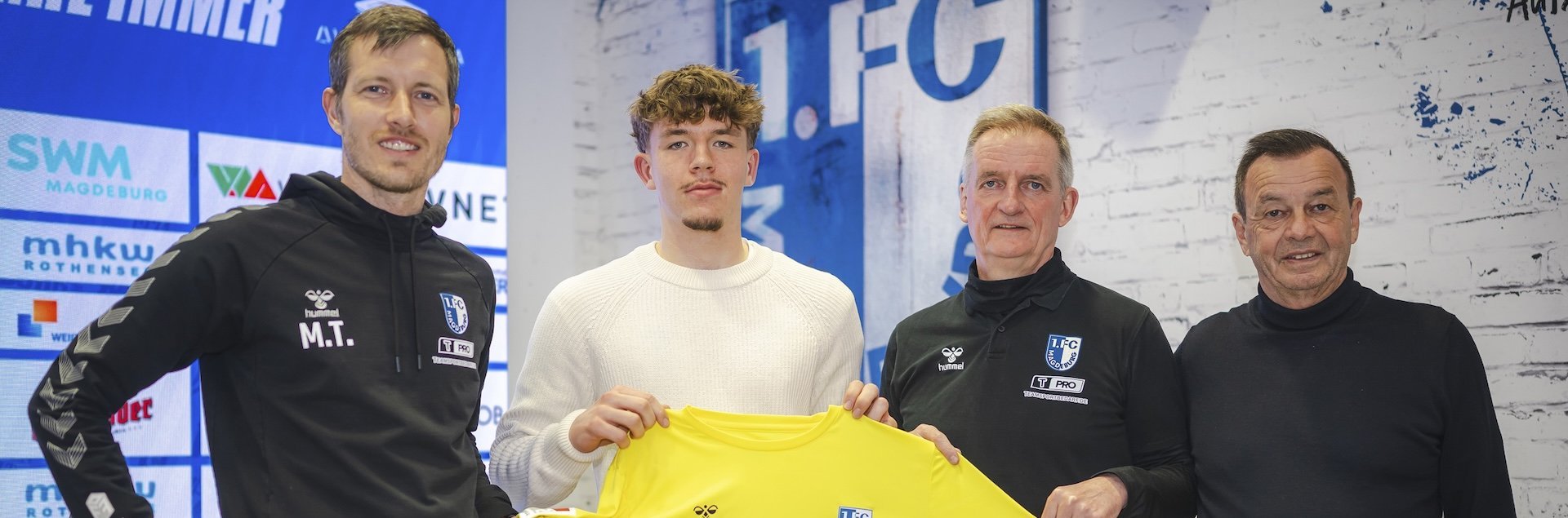Von links: Torwarttrainer Matthias Tischer, Tjark Möbius, Trainer Petrik Sander und Sportchef Otmar Schork