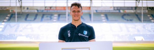 Martijn Kaars zeigt die neue Dauerkarte.