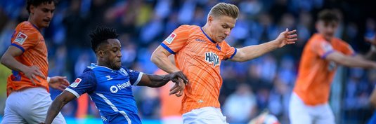 Lubambo Musonda (links) im Zweikampf mit Andreas Müller