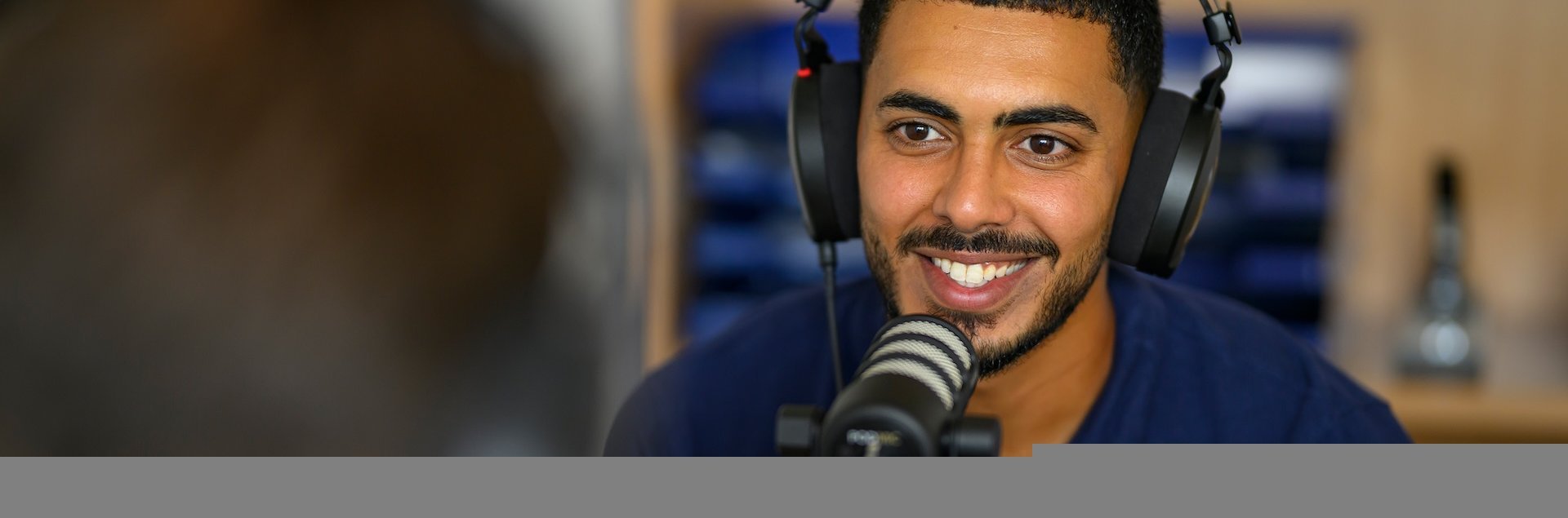 Tarek Chahed am Podcast-Mikrofon