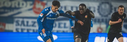 Laurin Ulrich (links) im Duell mit Kofi Amoako