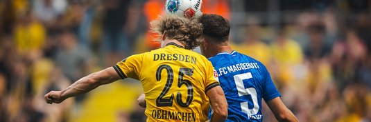 Tobias Müller (rechts) im Kopfballduell mit Jonas Oehmichen