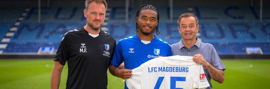 Ado Onaiwu (Mitte) mit Sportchef Otmar Schork (rechts) und Cheftrainer Markus Fiedler