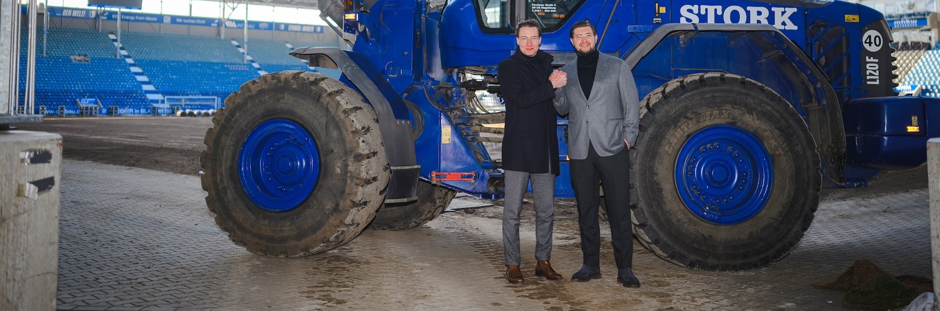 Paul Stork (rechts) und Martin Geisthardt am Rasen der Avnet Arena
