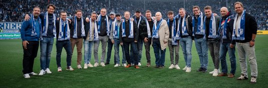 Die DFB-Kicker-Pokalsieger in der Halbzeitpause des Spiels gegen Hannover 96.