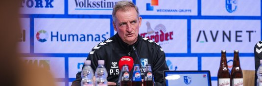 Petrik Sander auf der PK vor dem Spiel in Düsseldorf.