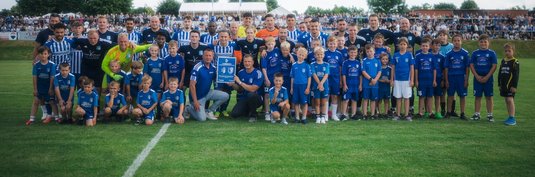 Gemeinsames Gruppenbild vor dem Anpfiff