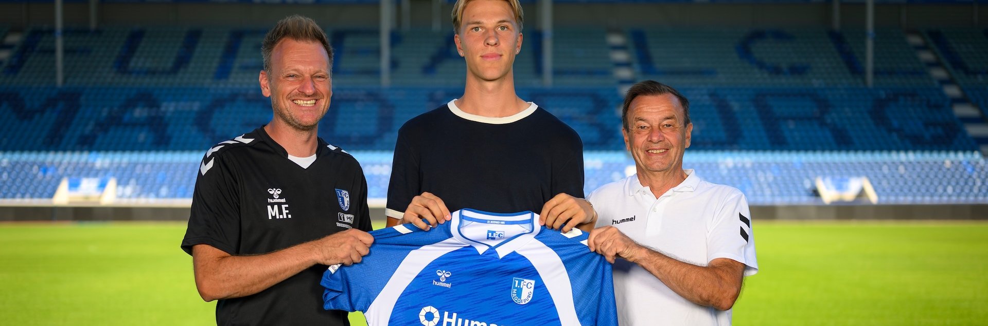 Luka Hyryläinen (Mitte) mit Sportchef Otmar Schork (rechts) und Cheftrainer Markus Fiedler